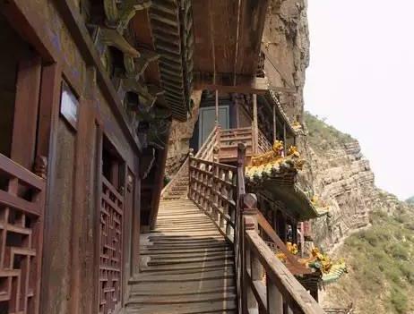 历经1500年不倒的空中花园,上载危岩,下临深谷被称为悬空寺