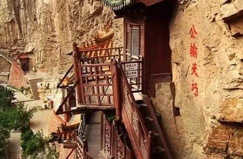 历经1500年不倒的空中花园,上载危岩,下临深谷被称为悬空寺