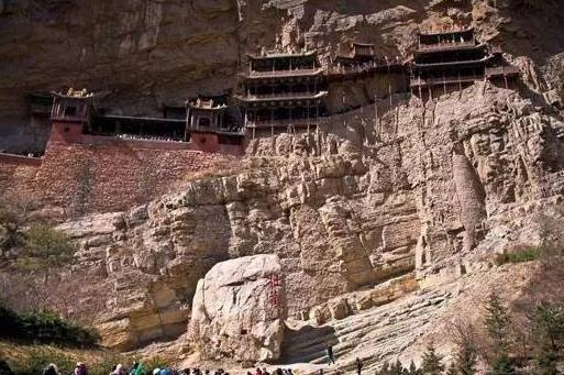 历经1500年不倒的空中花园,上载危岩,下临深谷被称为悬空寺