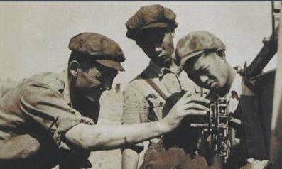 韩丁：原名威廉·辛顿，美国记者