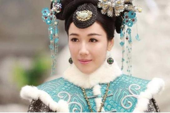 她出身卑微,生了个残疾的皇子晚年才被封妃
