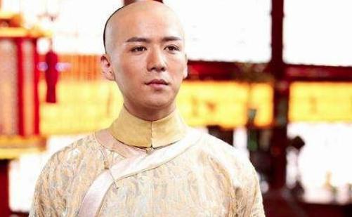 她出身卑微,生了个残疾的皇子晚年才被封妃