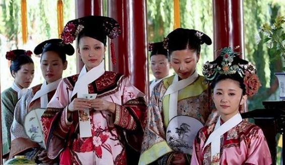 她打死一名宫女被贬，生了女儿后两个月便复位