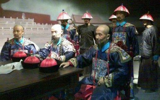 清朝年间大臣的官服,是自己做还是统一发放