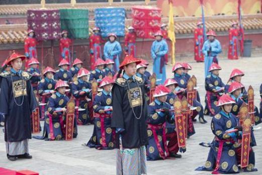 清朝年间大臣的官服,是自己做还是统一发放