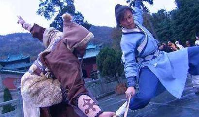 倚天屠龙记中丐帮四大长老，除了方东白和传功执法，另一个是谁
