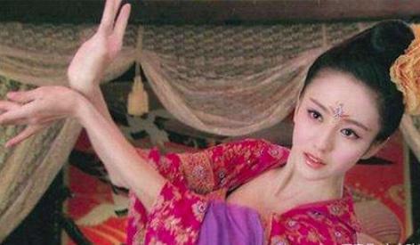 宫女擅长歌舞成为皇后,上位后把妹妹引入宫中