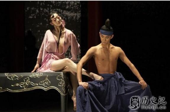 一身正气的武松杀潘金莲的时候为何要将潘金莲衣服扒光