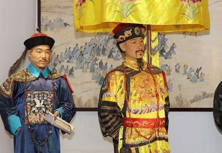 清朝大臣跪拜皇帝,为什么要甩两下袖子?</span>